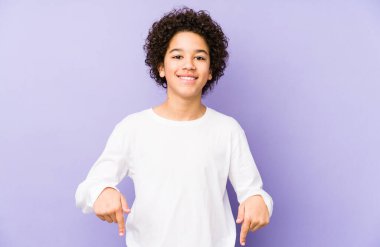 Afrikalı Amerikalı küçük çocuk parmaklarıyla izole noktalar, pozitif duygu.