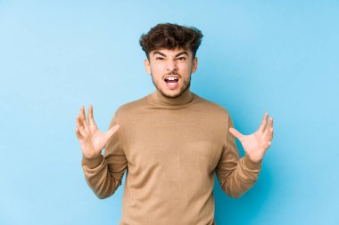 Genç Arap adam öfkeyle bağırıyor..