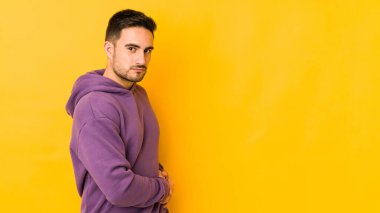 Sarı fırında karaciğer ağrısı ve karın ağrısı çeken genç beyaz bir adam..