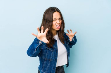 Genç, melez İspanyol kadın pençelerini kedi taklidi yaparken gösteriyor, agresif bir hareket..