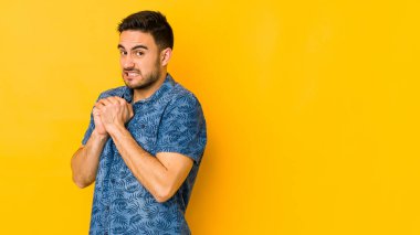 Genç beyaz adam sarı fırında izole edilmiş korkmuş ve korkmuş..