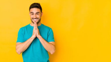 Sarı fırında el ele tutuşmuş, ağzı yakınken dua eden, kendinden emin genç beyaz bir adam..