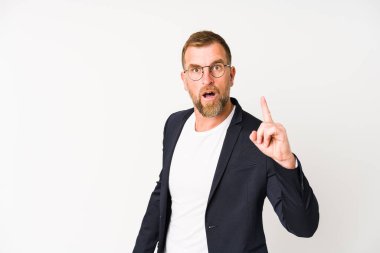 Beyaz arka planda izole edilmiş kıdemli iş adamının bir fikri, ilham konsepti var..