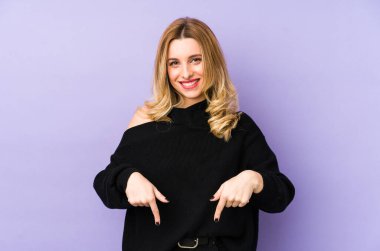 Genç sarışın kadın parmaklarıyla izole noktalar, pozitif duygu..