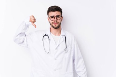 Kafkasyalı genç bir doktor, izole edilmiş, hoşlanmadığı bir hareket gösteriyor, kabul etmiyor. Anlaşmazlık konsepti.