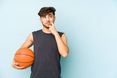 Basket oynayan genç Arap bir adam, izole edilmiş bir şekilde rahatlamış, bir şeyin fotokopi odasına baktığını düşünüyor..