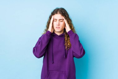 Uzun saçlı adam münzevi poz veriyor. Şakaklara dokunuyor ve baş ağrısı çekiyor..