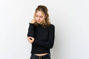 Beyaz sırtlı beyaz bir kadın dirsek masajı yapıyor, kötü bir hareketin ardından acı çekiyor..