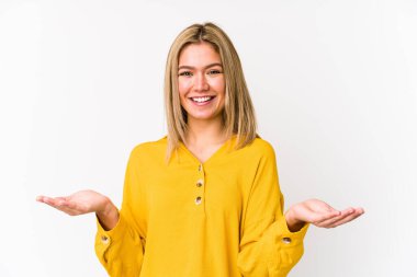 Sarışın, beyaz, izole bir kadın. Hoş bir yüz ifadesi sergiliyor..