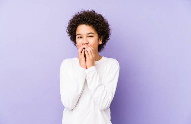 Afrika kökenli Amerikalı küçük çocuk bir şeylere gülüyor, ağızlarını elleriyle kapatıyor..