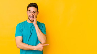 Kafkasyalı genç adam sarı fırında izole edilmiş bir şekilde dedikodu yapıyor, bir şeyleri haber veriyor..