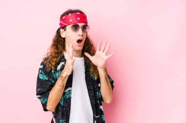 Genç beyaz adam izole edilmiş yüksek sesle bağırıyor, gözleri açık ve elleri gergin tutuyor..