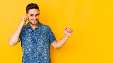 Kafkasyalı genç adam sarı fırında dans ediyor ve eğleniyor..