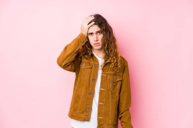 Genç uzun saçlı adam şok olmuş gibi davranıyor. Önemli bir buluşmayı hatırladı..