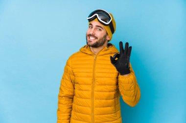 Genç kayakçı beyaz adam neşeli ve kendinden emin bir şekilde izole edildi..