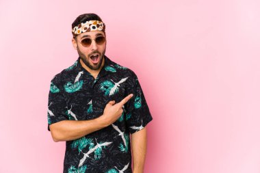 Genç hippi, kendini soyutlamış, kenarı gösteriyor.