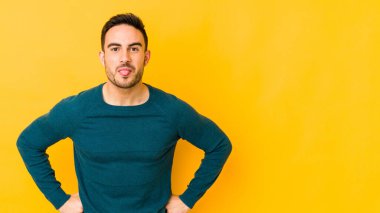 Genç beyaz adam sarı fırında izole edilmiş komik ve dost canlısı bir dil uzatıyor..