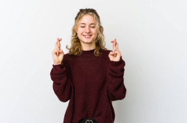 Beyaz sırtlı beyaz kadın şans dilemek için şans diliyor.