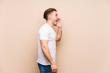 Kafkas 'lı genç adam avucunu açmış bağırarak poz veriyor..