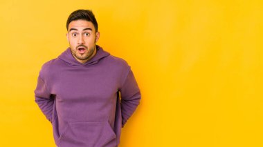 Kafkasyalı genç adam sarı fırında izole edilmiş. Gördüğü bir şey yüzünden şoka uğruyor..