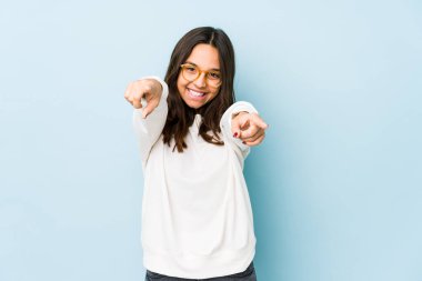 Genç, melez, İspanyol bir kadın. Neşeli gülücükler dağıtıyor..