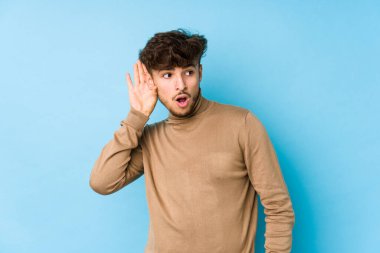 Genç Arap bir adam bir dedikoduyu dinlemek için izole edilmiş..