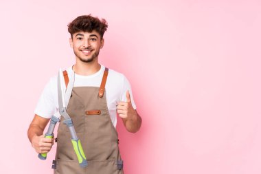 Genç Arap bahçıvan kendini izole edip gülümsedi ve baş parmağını kaldırdı.