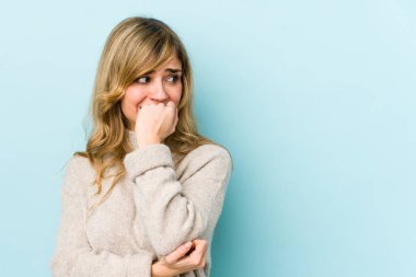 Tırnak yiyen genç sarışın, beyaz kadın, gergin ve çok endişeli..