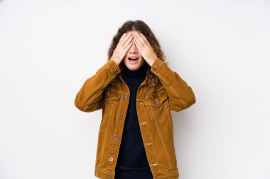 Uzun saçlı adam yalnız poz veriyor. Gözleri ellerle kaplıyor. Gülümsüyor ve bir sürpriz bekliyor..