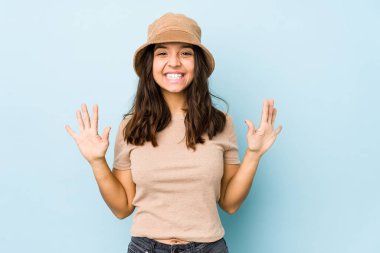 Latin kökenli genç bir kadın 10 numarayı elleriyle gösteriyor..