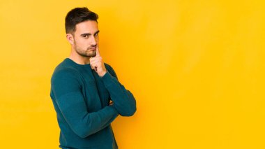 Kafkasyalı genç adam sarı fırında izole edilmiş, mutsuz ve alaycı bir ifadeyle kameraya bakıyor..