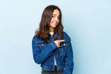 Genç, melez İspanyol bir kadın izole edilmiş, gülümseyen ve işaret eden boş alanda bir şey gösteriyor..