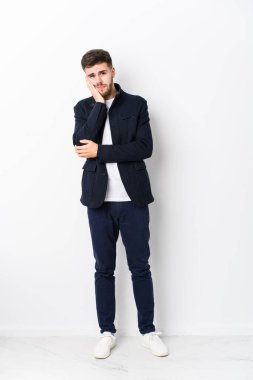 Canı sıkkın, yorgun ve dinlenmeye ihtiyacı olan tüm vücudu soyutlanmış beyaz bir adam..