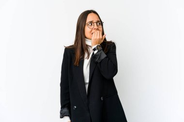 Genç melez iş kadını beyaz arka planda izole edilmiş tırnak yiyor, gergin ve çok endişeli..