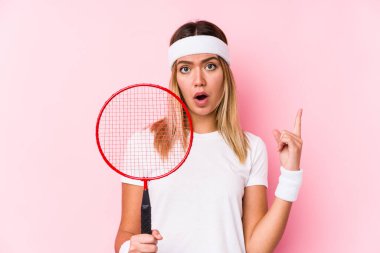 Badminton oynayan genç bir kadın harika bir fikir, yaratıcılık kavramına sahip..