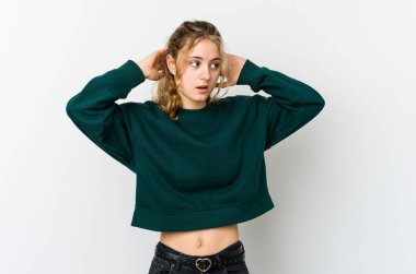 Beyaz arka plandaki genç beyaz kadın çığlık atıyor, çok heyecanlı, tutkulu, bir şeyden memnun..