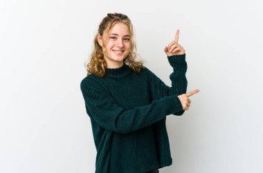 Beyaz sırtında beyaz bir kadın dans ediyor ve eğleniyor..