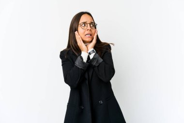 Genç melez iş kadını beyaz arka planda izole edilmiş korkmuş ve korkmuş..