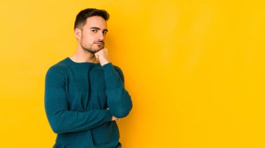 Kafkasyalı genç adam sarı fırında izole edilmiş şüpheli, belirsiz, seni muayene ediyor..