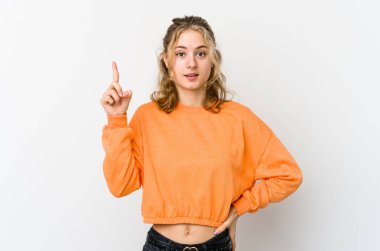 Beyaz arka planda genç beyaz bir kadının bir fikri, ilham konsepti var..