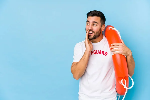 Jovem Bonito Salva Vidas Homem Isoalted Está Dizendo Segredo Quente — Fotografia de Stock