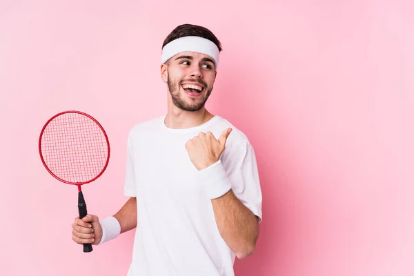 Jovem Caucasiano Jogando Badminton Pontos Isolados Com Dedo Polegar Distância — Fotografia de Stock