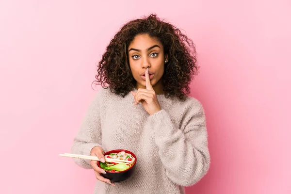 Jonge Afro Amerikaanse Vrouw Die Noedels Eet Die Een Geheim — Stockfoto