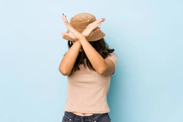 Jonge Gemengde Ras Spaanse Vrouw Geïsoleerd Houden Van Twee Armen — Stockfoto