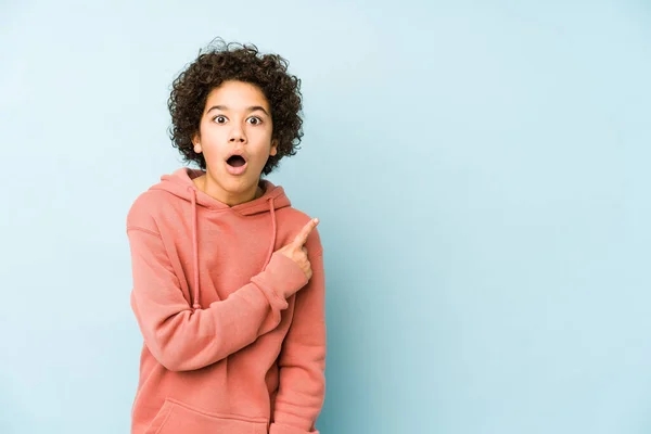 Afrikanischer Kleiner Junge Isoliert Und Zur Seite Zeigend — Stockfoto