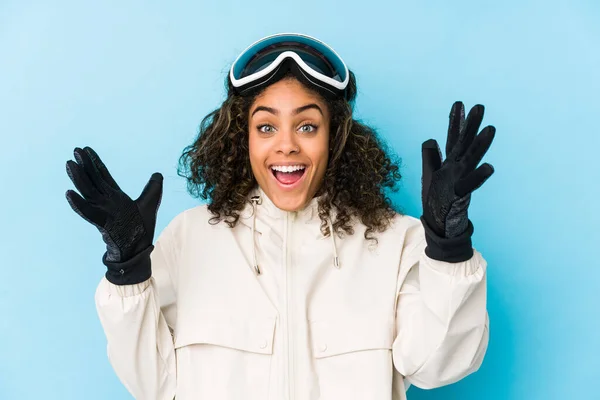 Joven Esquiadora Afroamericana Aislada Recibiendo Una Grata Sorpresa Excitada Levantando —  Fotos de Stock
