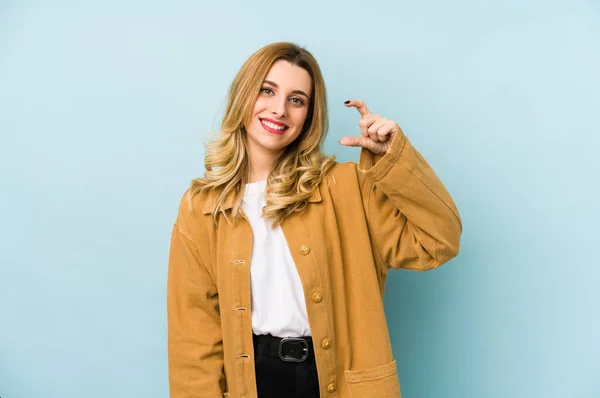 Giovane Bionda Bella Donna Isolata Tenendo Qualcosa Poco Con Gli — Foto Stock