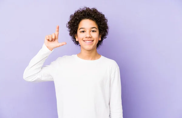 Niño Afroamericano Aislado Sosteniendo Algo Poco Con Los Dedos Índice — Foto de Stock