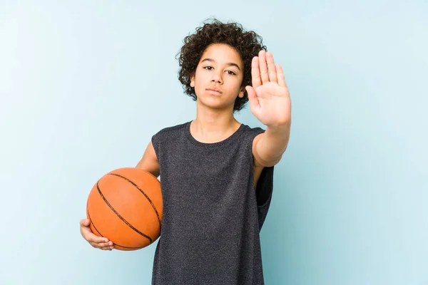 Ragazzo Che Gioca Basket Isolato Sfondo Blu Piedi Con Mano — Foto Stock