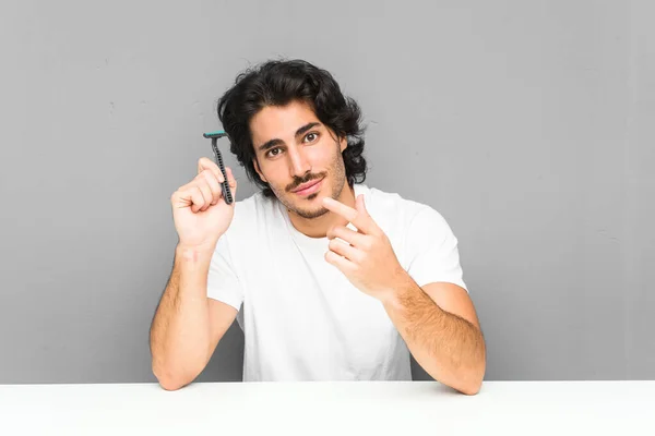 Jovem Segurando Uma Lâmina Barbear Apontando Com Dedo Para Você — Fotografia de Stock